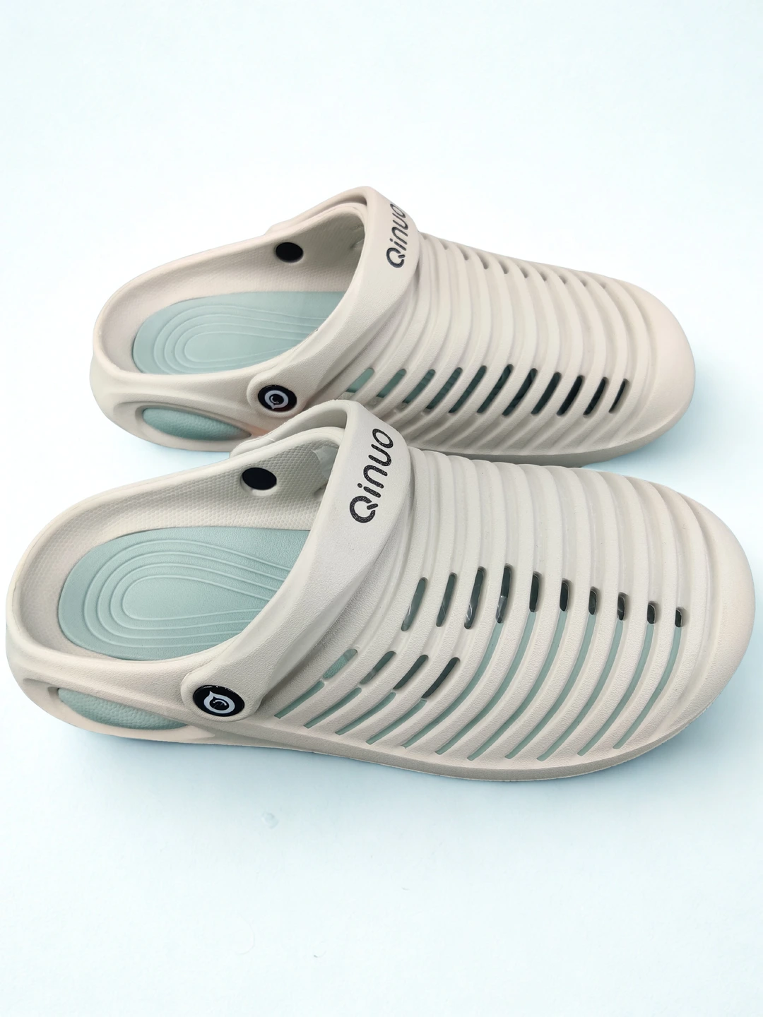 Qinuo Comfort Clogs – Beige with Green Insole